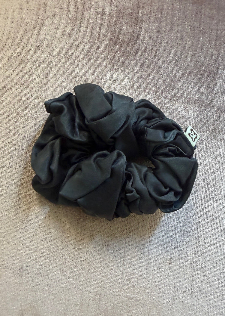 magic scrunchie onyx main photo
