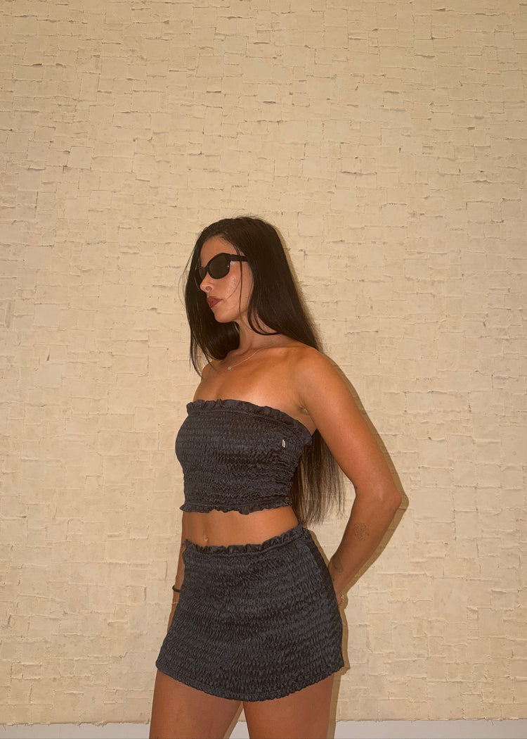 model wearing magic tube top onyx 